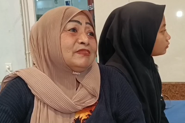 Keluarga Menikah Susanti, penyanyi KMP Virgo Transport 8, tetap menunggu kabar di Posko GSN Pelabuhan Tanjung Perak Surabaya.