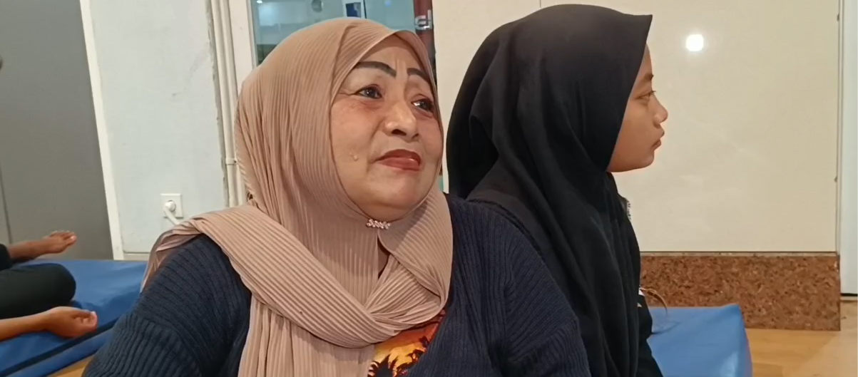 Keluarga Menikah Susanti, penyanyi KMP Virgo Transport 8, tetap menunggu kabar di Posko GSN Pelabuhan Tanjung Perak Surabaya.