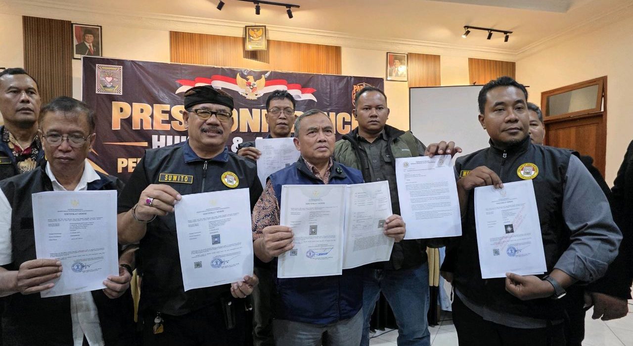 Ketua Umum PSHT Muhammad Taufiq bersama jajaran pengurus memperlihatkan sertifikat Hak Merek Kelas 41 beserta sejumlah dokumen legalitas dalam konferensi pers Hukum dan Advokasi di Kota Madiun, Selasa (8/9/2026).