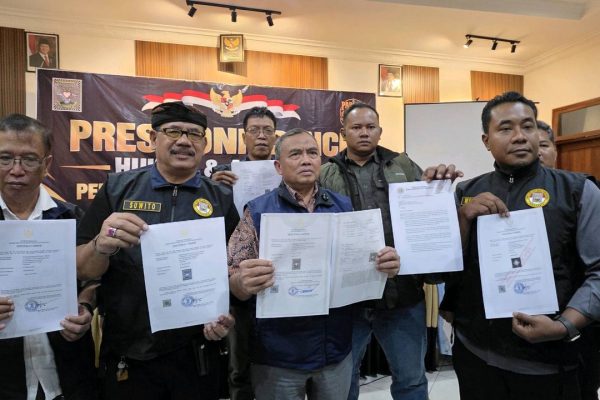 Ketua Umum PSHT Muhammad Taufiq bersama jajaran pengurus memperlihatkan sertifikat Hak Merek Kelas 41 beserta sejumlah dokumen legalitas dalam konferensi pers Hukum dan Advokasi di Kota Madiun, Selasa (8/9/2026).