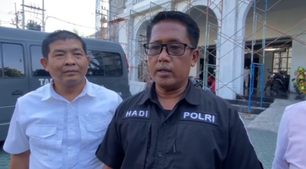Hadi, Kasi Humas Polrestabes Surabaya, memberikan keterangan pers terkait penangkapan tiga oknum dewan dari delapan orang yang diduga terlibat pesta narkoba.