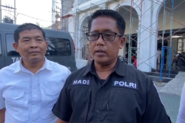 Hadi, Kasi Humas Polrestabes Surabaya, memberikan keterangan pers terkait penangkapan tiga oknum dewan dari delapan orang yang diduga terlibat pesta narkoba.