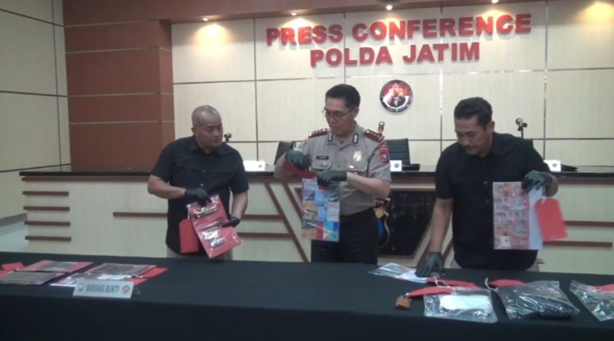 Jajaran Ditreskrimum Polda Jatim bersama Kabid Humas Polda Jatim menunjukkan barang bukti sindikat pengganjal ATM lintas provinsi.