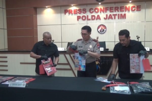 Jajaran Ditreskrimum Polda Jatim bersama Kabid Humas Polda Jatim menunjukkan barang bukti sindikat pengganjal ATM lintas provinsi.