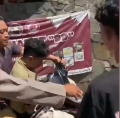 RA saat diamankan petugas Reskrim Polsek Bubutan dari amukan warga di Jalan Rembang, Surabaya.