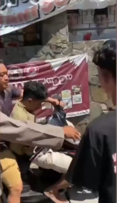 RA saat diamankan petugas Reskrim Polsek Bubutan dari amukan warga di Jalan Rembang, Surabaya.