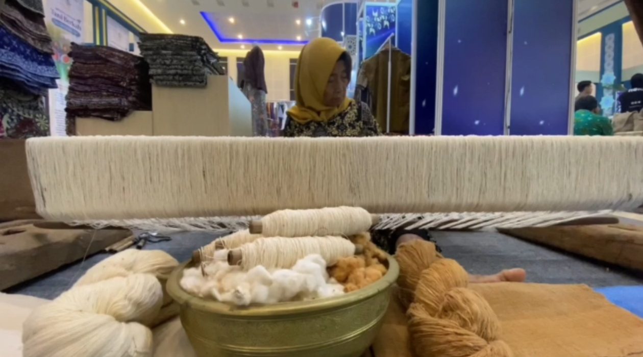 Layem, pembuat Batik Gedog khas Tuban, memperagakan proses pembuatan batik secara tradisional di sebuah pusat perbelanjaan di Surabaya.