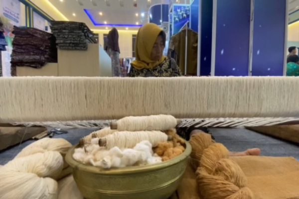 Layem, pembuat Batik Gedog khas Tuban, memperagakan proses pembuatan batik secara tradisional di sebuah pusat perbelanjaan di Surabaya.