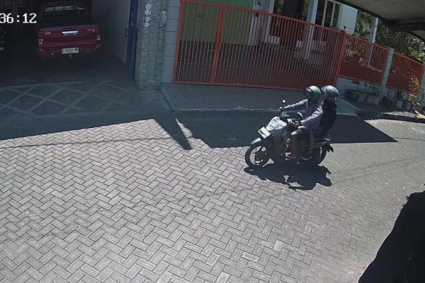 Pelaku curanmor sekaligus pengedar sabu yang tertangkap CCTV di kawasan Gayungan, Surabaya.