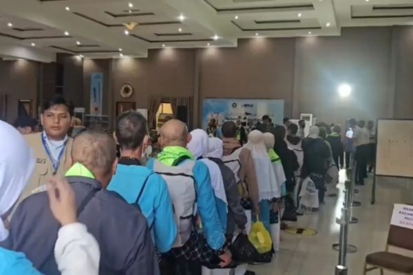 Ilustrasi calon jemaah haji (CJH) saat mengantre pemeriksaan di Asrama Haji Sukolilo pada musim haji 2026.