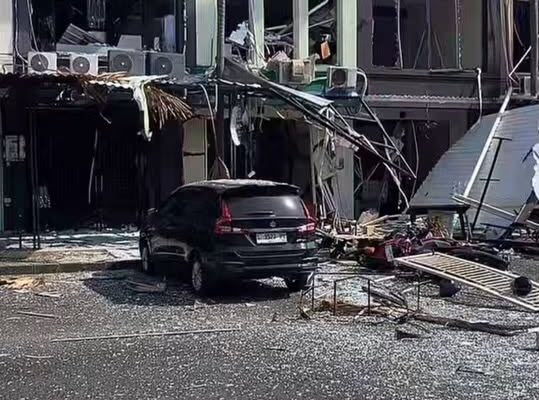 Restoran Nasi Tempong di Ruko San Antonio, Pakuwon City (East Coast), mengalami kerusakan berat usai ledakan yang diduga akibat tabung LPG 50 kg.