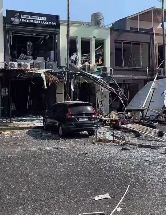 Restoran Nasi Tempong di Ruko San Antonio, Pakuwon City (East Coast), mengalami kerusakan berat usai ledakan yang diduga akibat tabung LPG 50 kg.