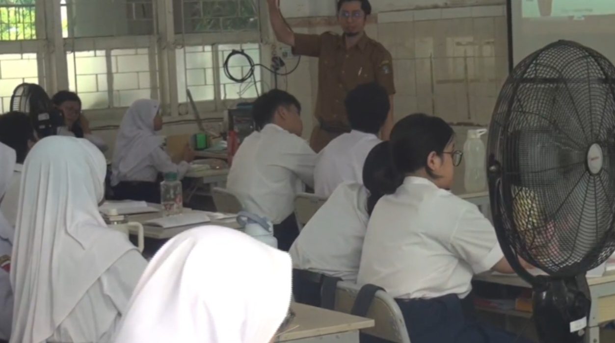 Ilustrasi: Kegiatan Belajar Mengajar (KBM) di salah satu SMPN di Surabaya, terkait pembahasan walikota soal seragam sekolah.