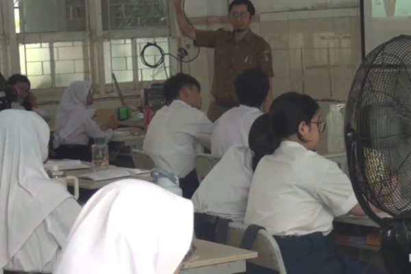 Ilustrasi: Kegiatan Belajar Mengajar (KBM) di salah satu SMPN di Surabaya, terkait pembahasan walikota soal seragam sekolah.