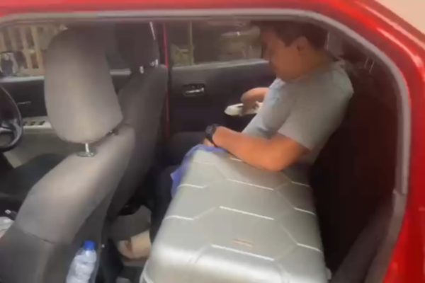Oktavanus Katili, terpidana kasus pidana fidusia, saat ditangkap di Gorontalo oleh Tim Tangkap Buron Kejaksaan Negeri Surabaya.