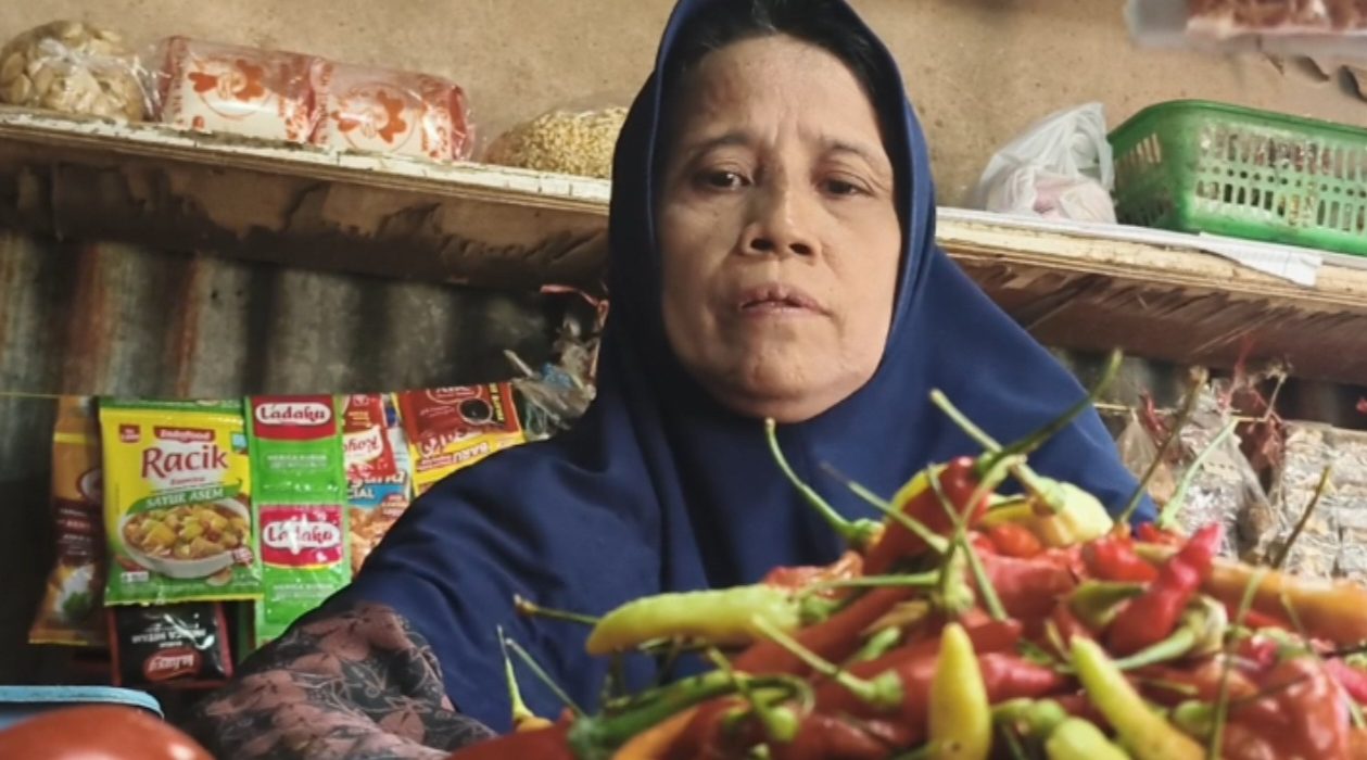 Kholifah, pedagang cabai rawit di Pasar Dukuh Kupang, mengeluhkan kenaikan harga akibat musim kemarau.