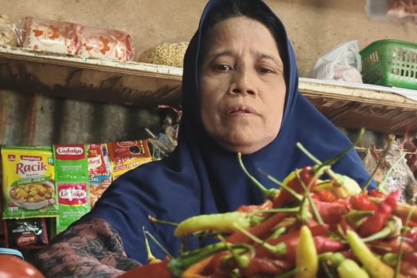 Kholifah, pedagang cabai rawit di Pasar Dukuh Kupang, mengeluhkan kenaikan harga akibat musim kemarau.