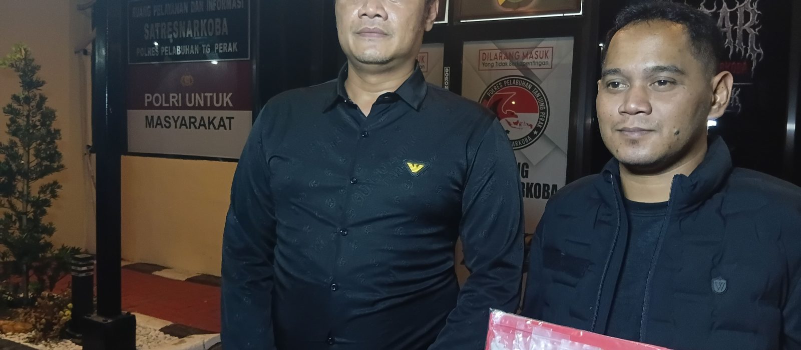Kasatresnarkoba Polres Pelabuhan Tanjung Perak Surabaya merilis pengungkapan kasus peredaran sabu dengan tersangka AY dan menunjukkan barang bukti, Kamis malam (8/10/2026).