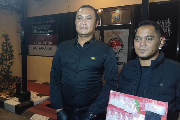 Kasatresnarkoba Polres Pelabuhan Tanjung Perak Surabaya merilis pengungkapan kasus peredaran sabu dengan tersangka AY dan menunjukkan barang bukti, Kamis malam (8/10/2026).