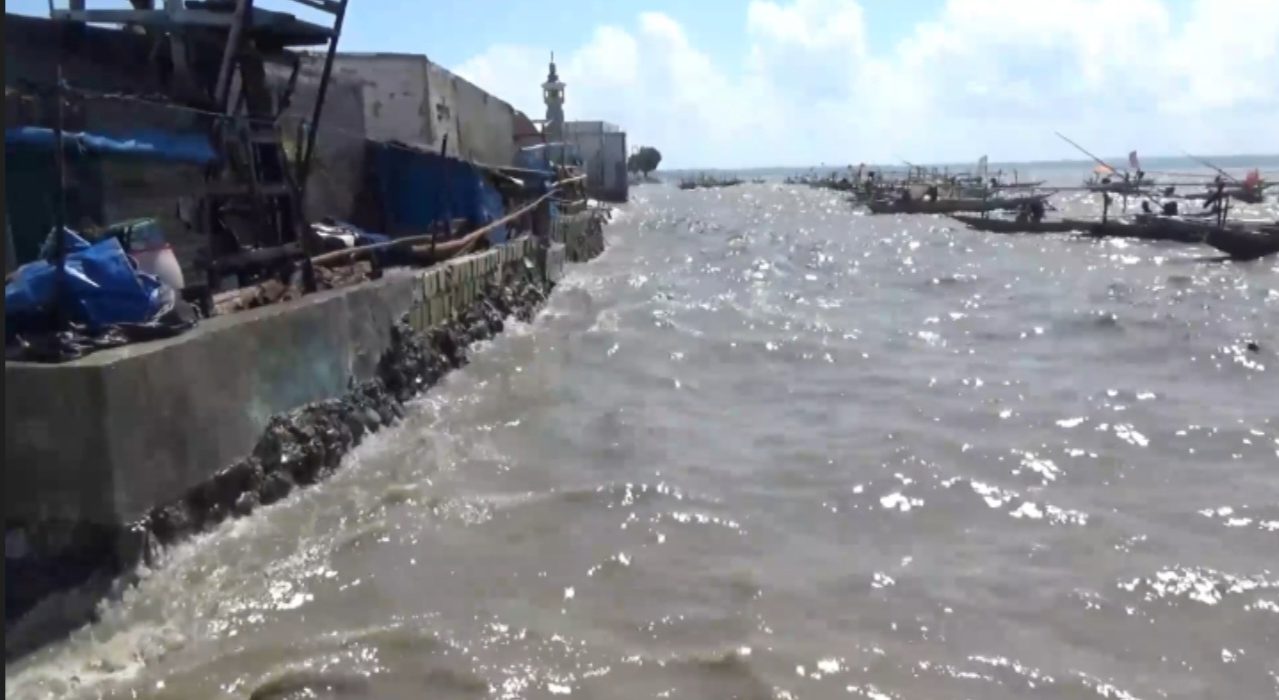 Gelombang tinggi di pesisir Kelurahan Kedung Cowek, Kecamatan Bulak, Surabaya.