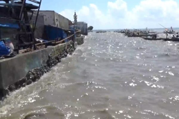 Gelombang tinggi di pesisir Kelurahan Kedung Cowek, Kecamatan Bulak, Surabaya.