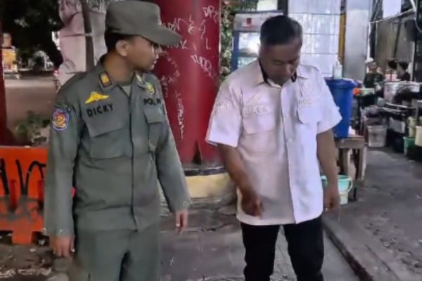Perangkat Desa Bongkaran dan Perangkat Desa Nyamplungan memeriksa trotoar lokasi pencurian Bollard di Kembang Jepun.