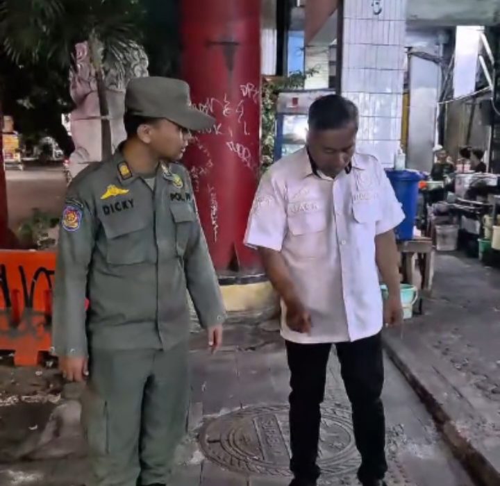 Perangkat Desa Bongkaran dan Perangkat Desa Nyamplungan memeriksa trotoar lokasi pencurian Bollard di Kembang Jepun.