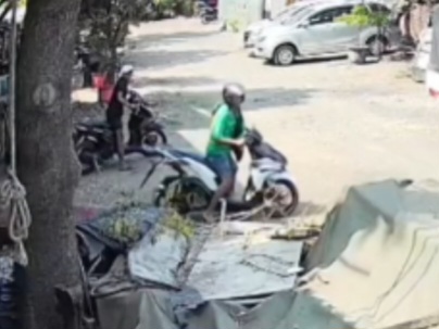 RR bersama temannya yang Buron saat melakukan curanmor di Gudang Asrama Zeni TNI AD, Jalan Jepara.