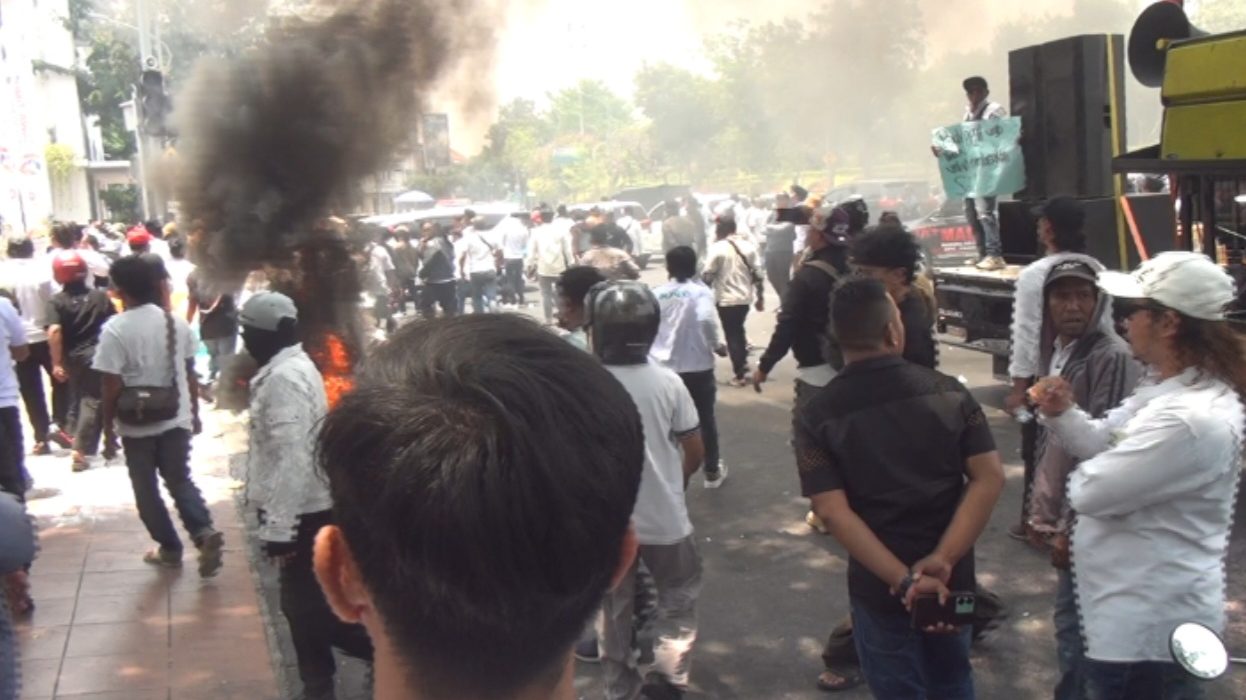 Puluhan Pedagang Rokol Lokal Menggelar Demo di depan Kantor Gubernur Jatim.
