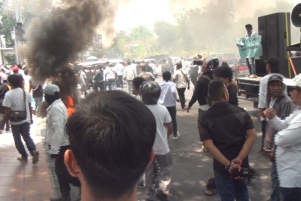 Puluhan Pedagang Rokol Lokal Menggelar Demo di depan Kantor Gubernur Jatim.
