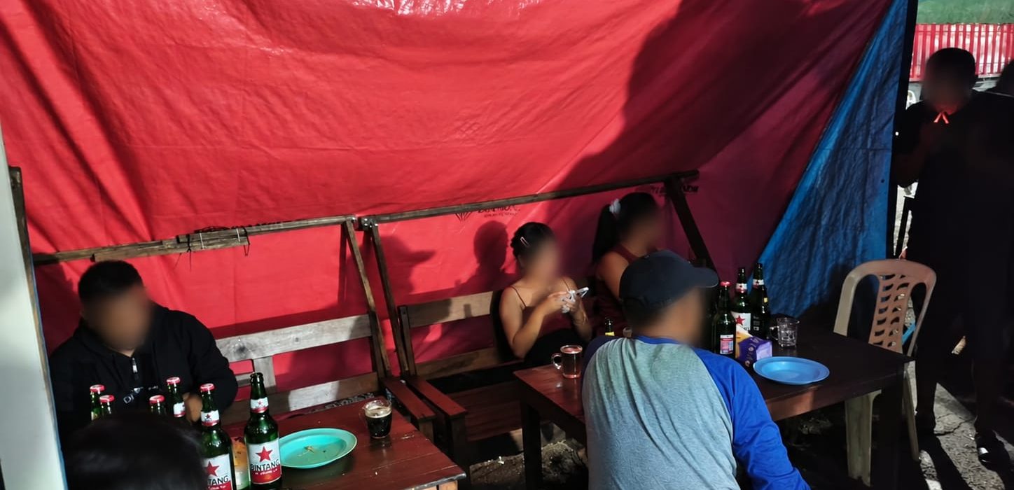 Petugas Satpol PP Kota Surabaya saat melakukan razia di salah satu toko.