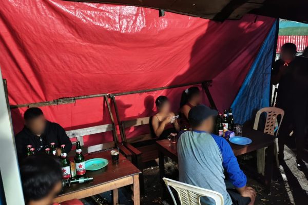 Petugas Satpol PP Kota Surabaya saat melakukan razia di salah satu toko.