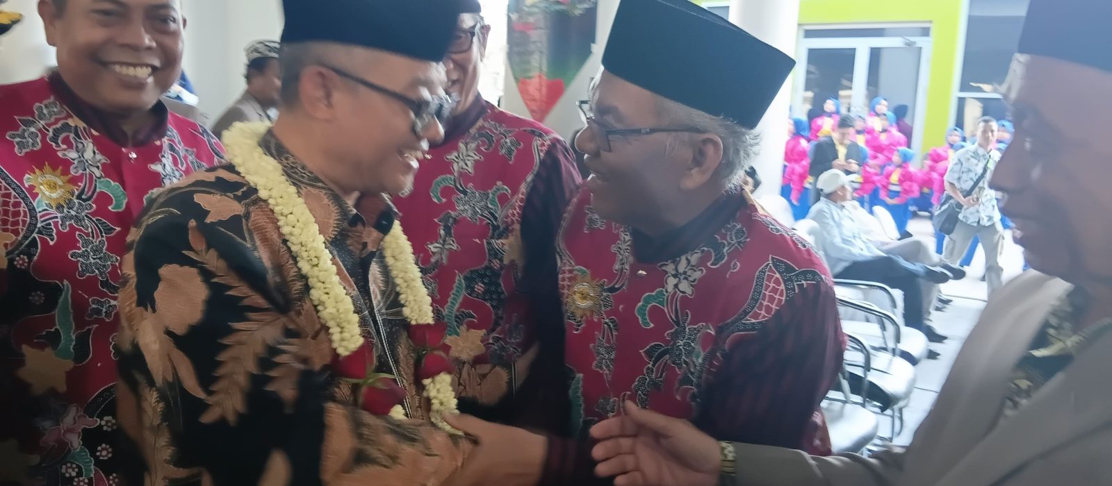 Mendikdasmen saat mendapat sambutan peresmian gedung olahraga center secara vertikal di SD Muhammadiyah 4, Pucang Anom.