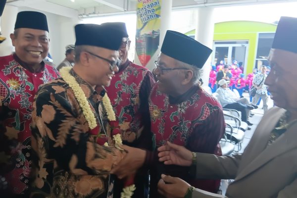 Mendikdasmen saat mendapat sambutan peresmian gedung olahraga center secara vertikal di SD Muhammadiyah 4, Pucang Anom.
