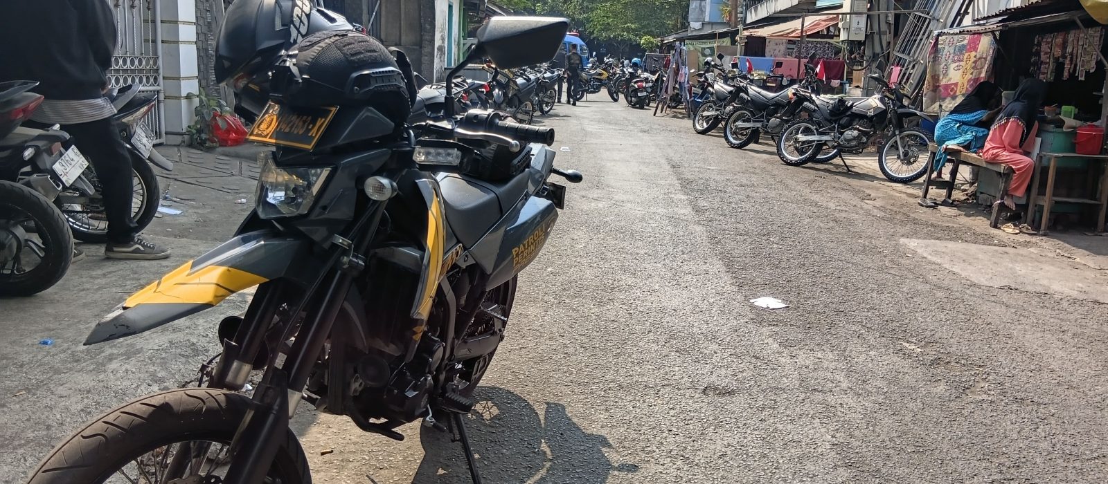 Petugas gabungan mengamankan 19 orang dalam penggerebekan kampung narkoba di Jalan Kunti, Surabaya, Rabu (14/10/2026).