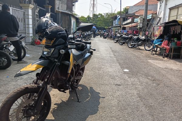 Petugas gabungan mengamankan 19 orang dalam penggerebekan kampung narkoba di Jalan Kunti, Surabaya, Rabu (14/10/2026).