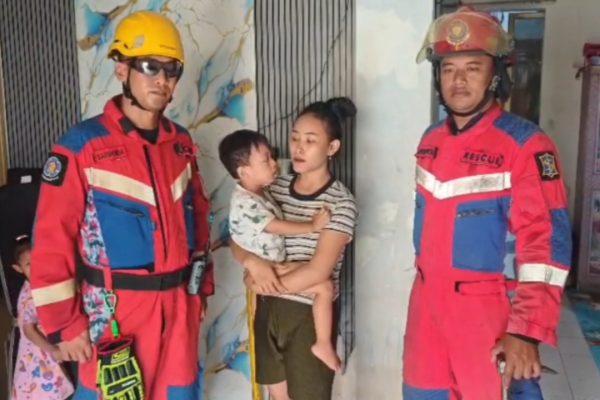 Tim DPKP Surabaya usai mengevakuasi balita berusia 2,5 tahun yang terkunci di dalam kamar di kawasan Bubutan, Surabaya.