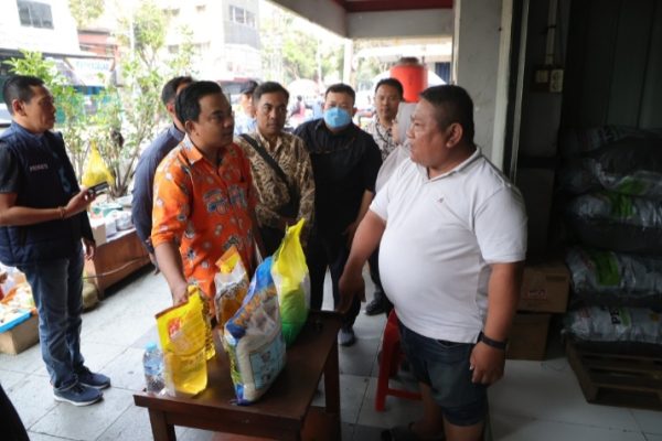 Petugas Pemkot Surabaya bersama aparat terkait melakukan sidak harga bahan kebutuhan pokok penting (Bapokting) di Pasar Soponyono, Wonokromo, Pucang, Genteng, dan Tambahrejo untuk memastikan harga Minyakita dan daging sapi sesuai ketentuan.