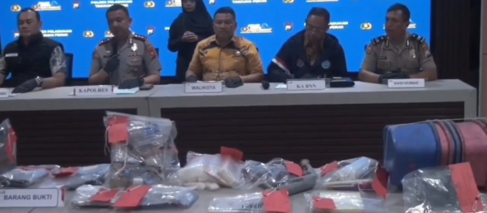 Rilis Polres Pelabuhan Tanjung Perak terkait perkembangan data penggerebekan besar di Jalan Kunti, Surabaya, beberapa hari lalu.