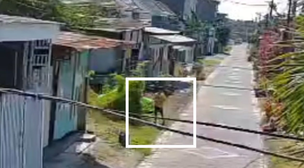 Anak berinisial K yang diduga terlibat dalam kasus penganiayaan terhadap korban, terlihat dalam rekaman CCTV saat memasuki rumah korban sebelum peristiwa terjadi.