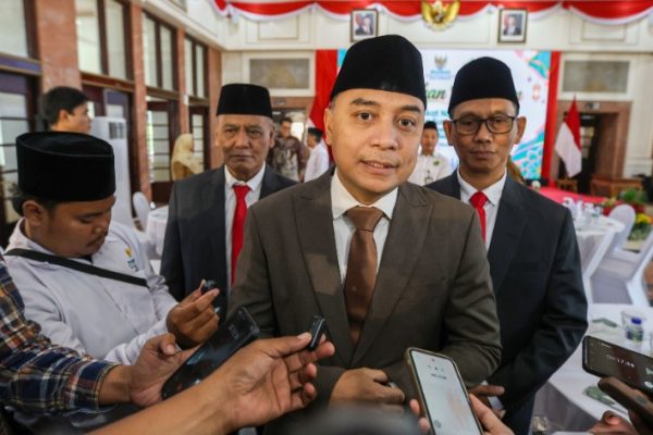 Wali Kota Surabaya, Eri Cahyadi, saat membahas kasus perundungan bocah penyandang Down Syndrome di Balai Kota Surabaya.