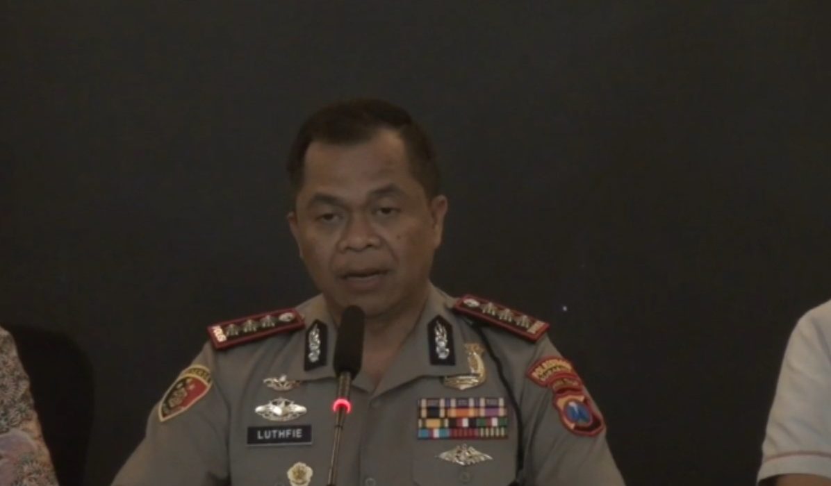 Kapolrestabes Surabaya, Kombes Pol Luthfie Sulistiawan, saat memberikan keterangan terkait langkah bersama dalam penanganan kasus perundungan yang melibatkan anak, Senin malam (19/10/2026).
