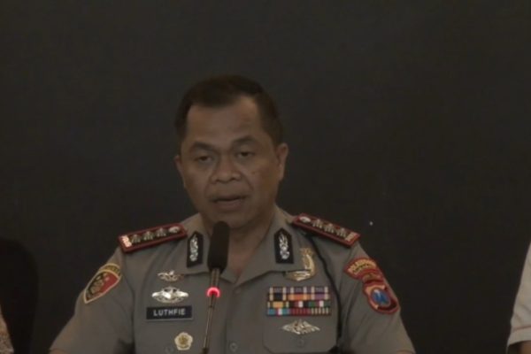 Kapolrestabes Surabaya, Kombes Pol Luthfie Sulistiawan, saat memberikan keterangan terkait langkah bersama dalam penanganan kasus perundungan yang melibatkan anak, Senin malam (19/10/2026).
