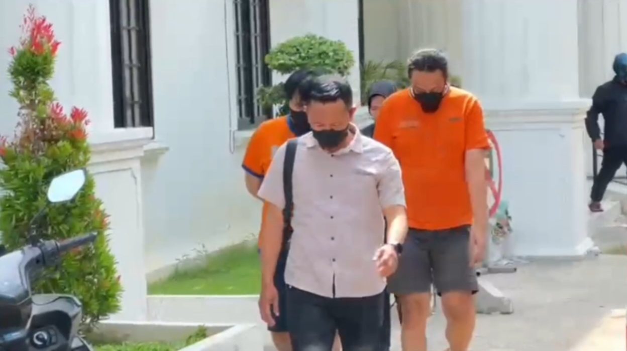 HR dan MA dibawa ke sel tahanan usai menjalani pemeriksaan di Polrestabes Surabaya terkait kasus peredaran sabu.