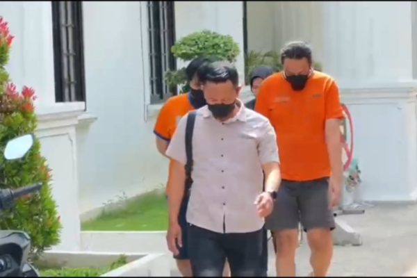 HR dan MA dibawa ke sel tahanan usai menjalani pemeriksaan di Polrestabes Surabaya terkait kasus peredaran sabu.
