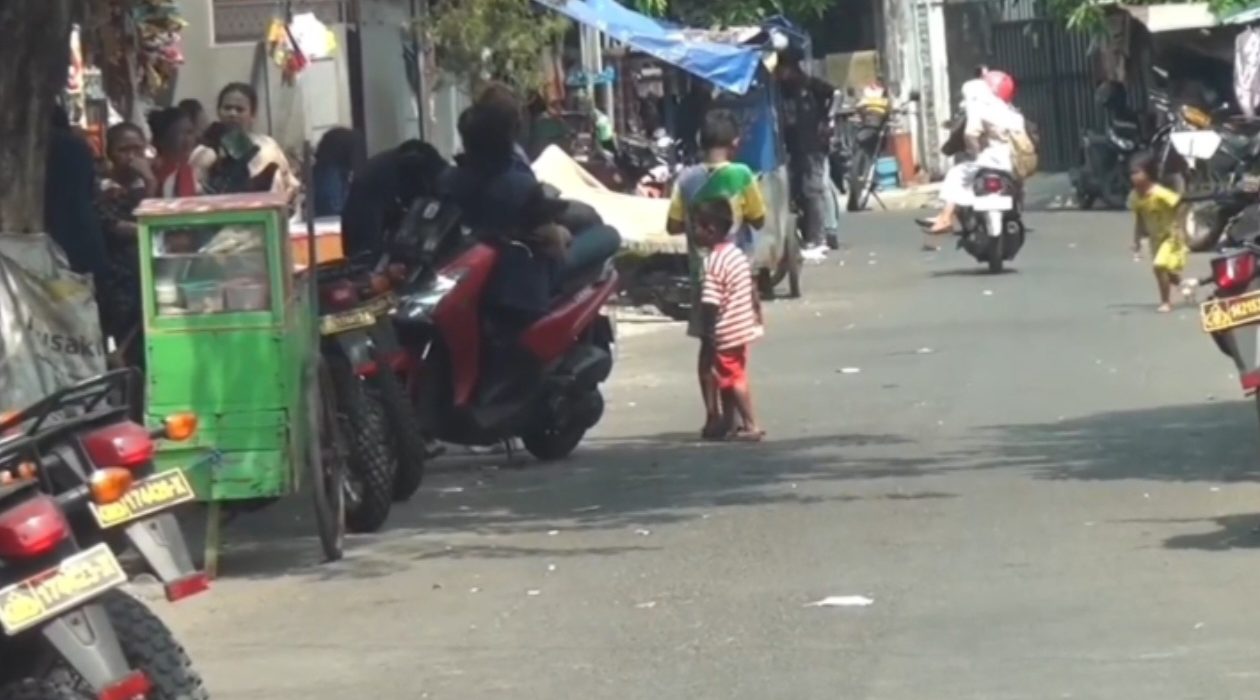 Suasana Jalan Kunti, Surabaya, yang di antara gang-gang sempitnya terdapat sejumlah lahan milik PT KAI yang sebelumnya menjadi sasaran penggerebekan polisi terkait kasus peredaran narkoba.