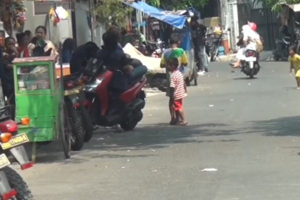 Suasana Jalan Kunti, Surabaya, yang di antara gang-gang sempitnya terdapat sejumlah lahan milik PT KAI yang sebelumnya menjadi sasaran penggerebekan polisi terkait kasus peredaran narkoba.