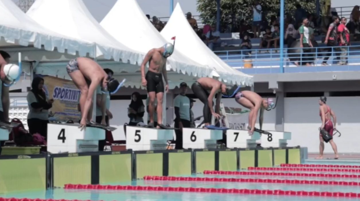 POSISI START: Sejumlah atlet selam meluncur ke kolam renang Jala Krida Tirta Surabaya dalam Kejuaraan Surabaya Rising Champion (SRC) 2026 sebagai ajang persiapan menuju Porprov Jatim 2027.