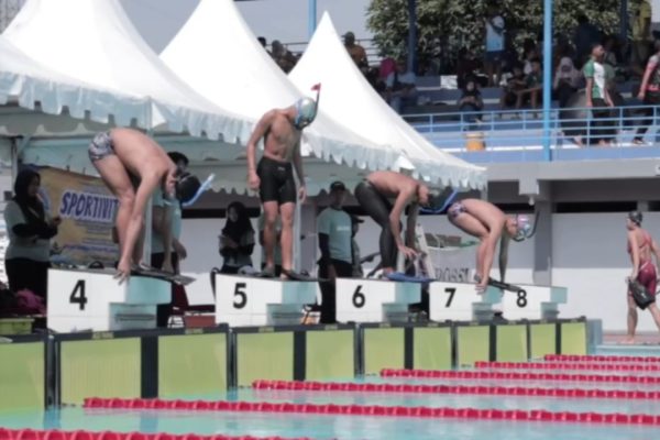 POSISI START: Sejumlah atlet selam meluncur ke kolam renang Jala Krida Tirta Surabaya dalam Kejuaraan Surabaya Rising Champion (SRC) 2026 sebagai ajang persiapan menuju Porprov Jatim 2027.