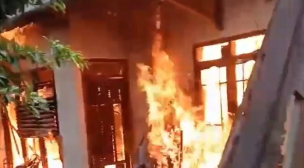 Kobaran api menghanguskan sebuah bangunan di kawasan Kutisari, Surabaya.